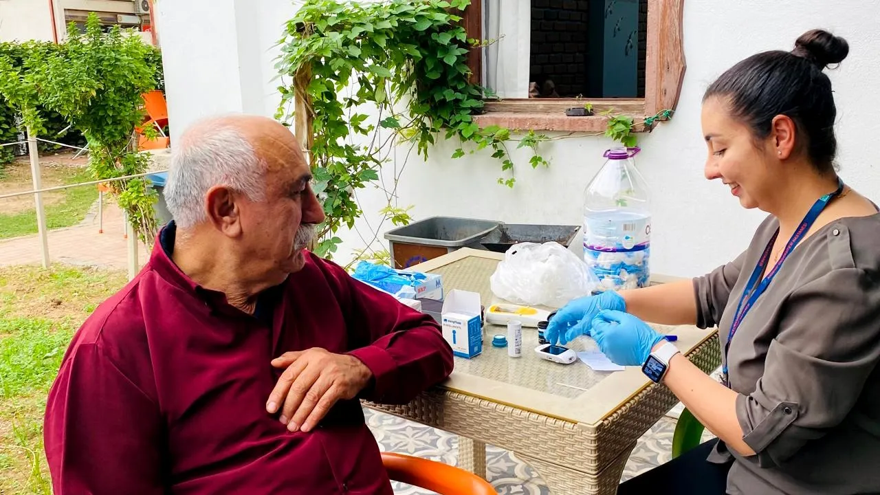 Antalya Muratpaşa'dan kıdemli kent sakinlerine sağlık desteği