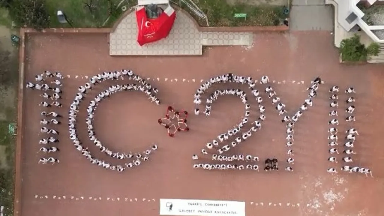 Bursa'da liselilerden 102. Yıl koreografisi