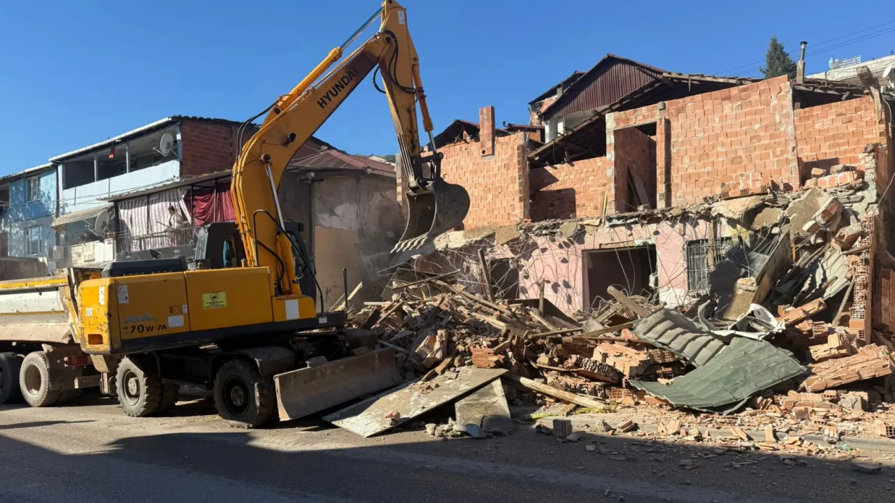 İzmit Belediyesinden kaçak yapı yıkımı