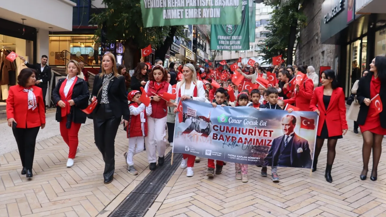 İzmit'te Cumhuriyet Korteji çocukların adımlarıyla renklendi