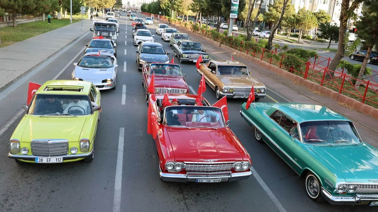 Kayseri Talas'tan klasik araçlarla Cumhuriyet coşkusu