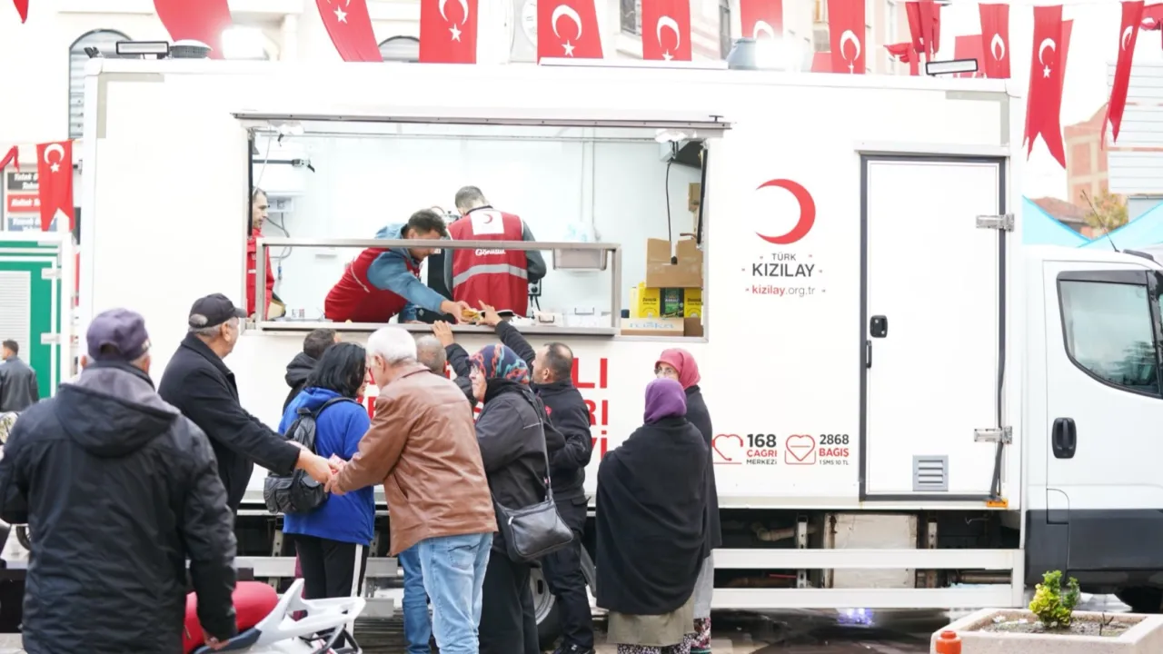 Türk Kızılay Sındırgı'da depremzedelerin yanında