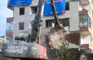 Bakırköy'de 46 yıllık riskli bina yıkıldı