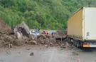 Artvin'de heyelan! Yabancı tır hasar aldı!