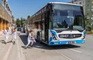 Direksiyon başında bir anne, durakta bekleyen dört kalp!