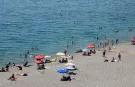 40 derece Antalya'yı boşalttı: Sahiller dolup taştı