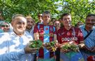 Özgür Özel, Trabzon’da fındık bahçesinde çalışan vatandaşları ziyaret etti