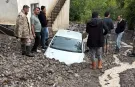 Uzundere'de taşkın: Araçlar çamura gömüldü