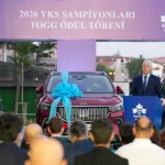 YKS'de Türkiye birincisi olan 3 öğrenciye TOGG ödül