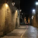 Şanlıurfa'nın tarihi sokakları geceleri ışıl ışıl