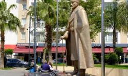 İzmir'de Narlıdere Belediyesi, Atatürk anıtı’nı bakıma aldı