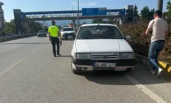 Düzce'de kamyonun sıkıştırdığı araç bariyere çarptı!