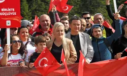 Bursa Uludağ'da yüzlerce kişi Cumhuriyet'in izinde