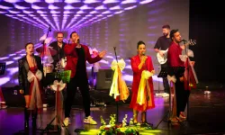 İzmir Güzelbahçe'de 102. yıl coşkusuna kortej ve konserli kutlama