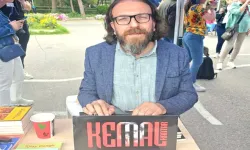 İzmir'de kültürle emek birleşti... Check-Up Oto Servis'te dostluk, üretim ve sanat konuşuldu