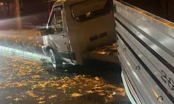 Düzce Konuralp'te lastiği patlayan kamyonet refüje çarptı