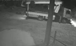 Düzce'de mobil vinç telefon direğini kırıp olay yerinden uzaklaştı