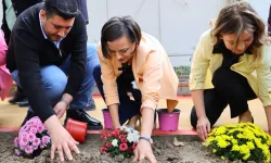 İzmir Karabağlar 'da parklar yenileniyor, mahalleler güzelleşiyor