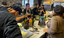 Şef Rıfat Yurttaş işitme engelli kursiyerlerle Ege yemekleri yaptı