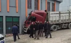 Freni boşalan Tır markete girdi!