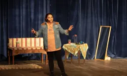 İzmir Narlıdere'de 'Özel Anne' oyunu sanatseverlerle buluştu