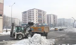 Diyarbakır'da kritik kavşaklarda kar temizliği