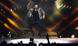 Tarkan sahneden 'Beni çok sev' diyerek seslendi