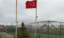 Edirne Keşan'da yıpranan bayrağı vatandaş yeniledi
