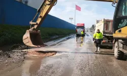İzmir'de aşırı yağış sonrası kapanan yollar bir bir açılıyor