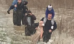 Manisa'da selde mahsur kalanları itfaiye kurtardı