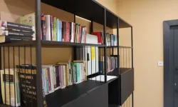 Sakarya'da öğrenciler çamaşırları yıkanırken kitap okuyor