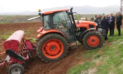Adana'da Tufanbeyli çiftçisine çilek ve nohut desteği