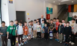 Gebze'de minik yüzücülere Başkan Büyükgöz'den ziyaret