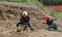 Torbalı'da Çamura Saplanan İki Çocuğu İtfaiye Kurtardı