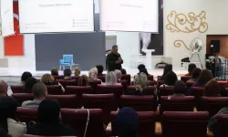 İzmit'te gençler yapay zeka geleceğini konuştu
