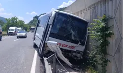 Bilecik'te midibüs tıra çarptı: 6 yaralı