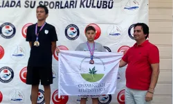 Osmangazi'nin genç yüzücüleri kürsüyü bırakmadı