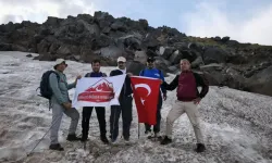 Ağrı'lı Dağcılar '30 Ağustos Zafer bayramı Süphan dağı' tırmanışı yaptı