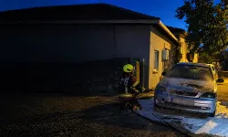 Balıkesir Sındırgı'da otomobil alevlere teslim oldu
