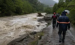 Giresun'da sel dehşeti: Anne ve iki kızını arama çalışması başlatıldı