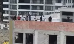 İskenderun'da işçiler çatıya çıktı