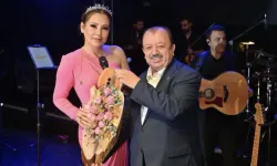 Isparta'da 30 Ağustos coşkusu: Binlerce kişi Funda Arar konserinde buluştu