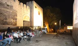 Tarihi surların gölgesinde sinema keyfi