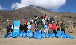 Ağrı Dağı'nın 3 bin 200 metresinde farkındalık çalışması