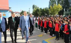 Ağrı'da ilk ders zilini Vali Bozkurt çaldı