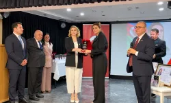 Ayten Rehimova'ya Ganire Paşayeva anısına plaket ve onur belgesi