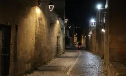 Şanlıurfa'nın tarihi sokakları geceleri ışıl ışıl