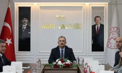Vali Bozkurt YKS'de ilk 10 bine Giren Ağrılı öğrencilerle bir araya geldi
