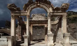 Efes Antik Kenti, binlerce yıllık tarihiyle ziyaretçilerini büyülüyor