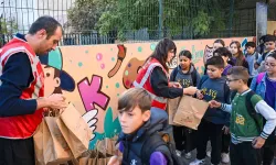 İzmir Bornova'da öğrencilere bin kumanya dağıtıldı
